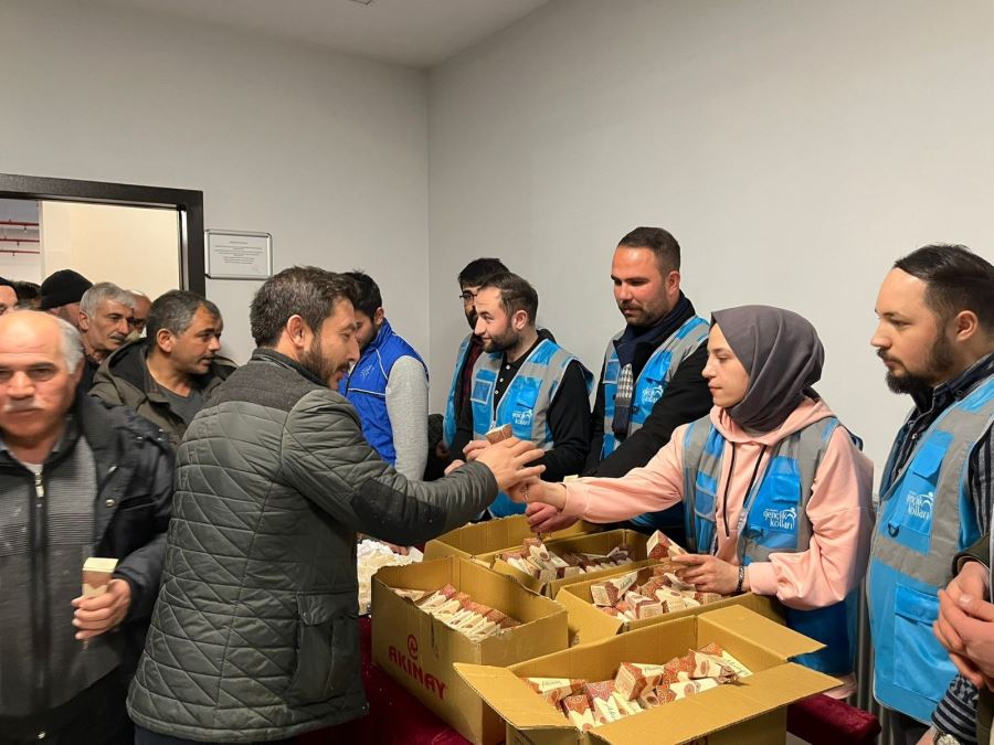 Gençler depremzedeleri unutmadı