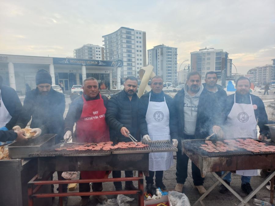 1 ton köfte dağıtıldı (video)