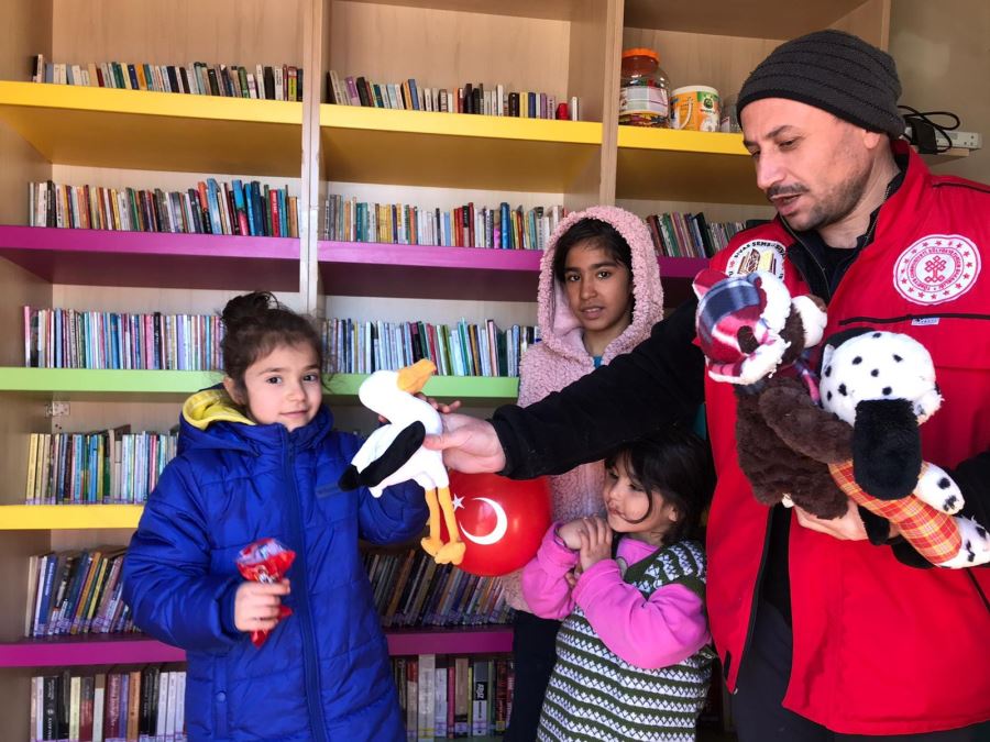 ÇOCUKLAR GEZİCİ KÜTÜPHANE’Yİ SEVİYOR