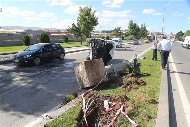 AYDINLATMA DİREĞİNE ÇARPAN ARAÇ DEVRİLDİ: 2 YARALI