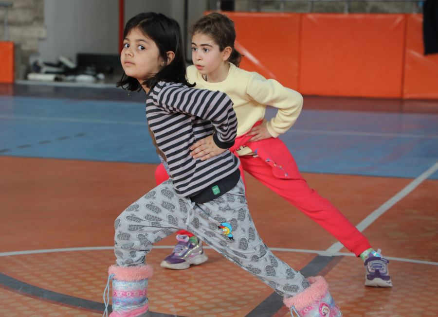 Depremzede çocuklara spor egzersizi