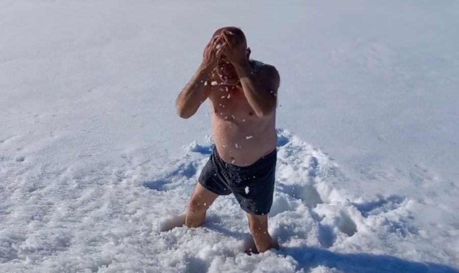 Depremzedelere moral için kar banyosu yaptı