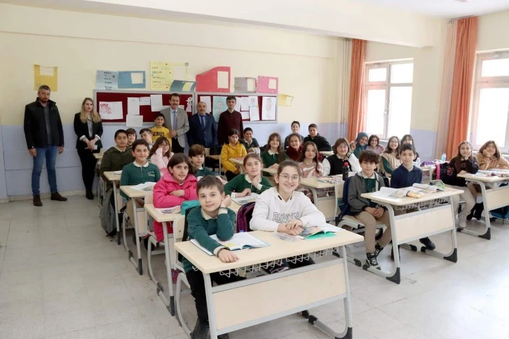 Öğrencilerle yakından ilgilendi