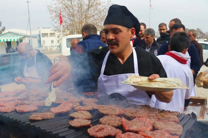Depremzedelere Sivas Köftesi ikram edildi