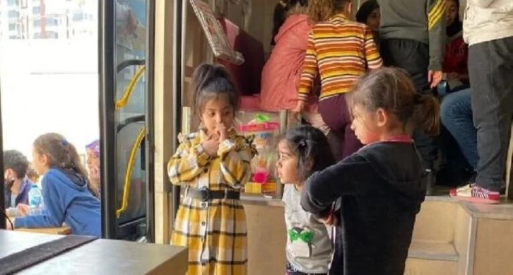 Depremzedelere Gezici Kütüphane Hizmeti