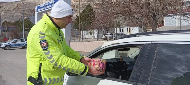 Polislerden Depremzedelere İkram