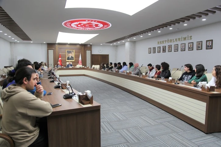Rektör Yıldız Öğrencileri Ağırladı