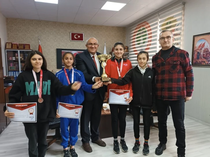 Bilek Güreşi'nde 11 Madalya