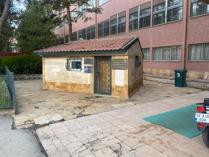 Hastane Bahçesinde Unutulan Türbe