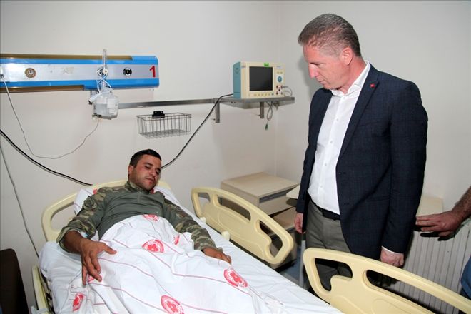 ASKERİ ARAÇ DEVRİLDİ: 4 YARALI