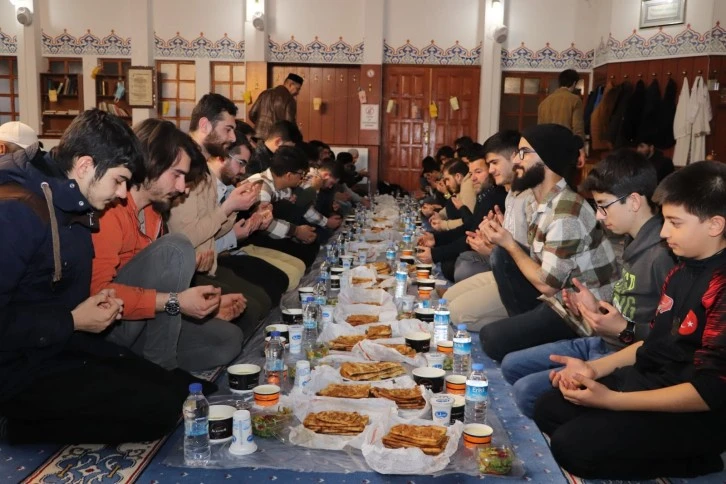 Üniversiteliler Camide İftar Yaptı