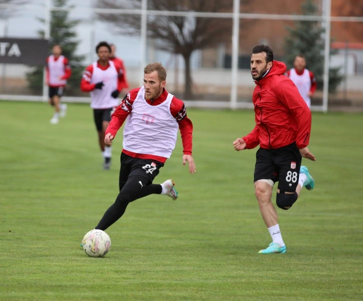 Üç Futbolcu Sahalara Geri Döndü