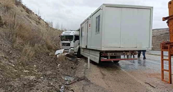 Konteyner Taşıyan TIR Yoldan Çıktı