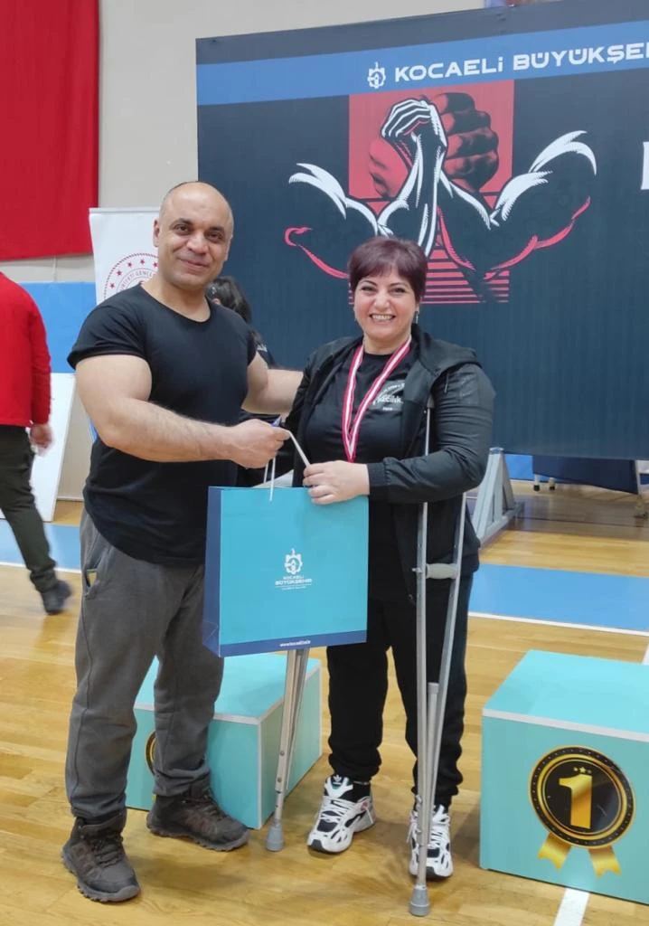 Bilekte Altın Madalya Kazandı