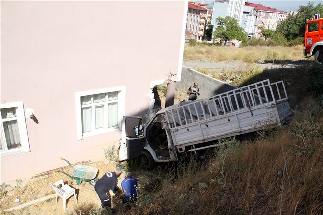 FRENİ TUTMAYAN KAMYONET EVE ÇARPTI