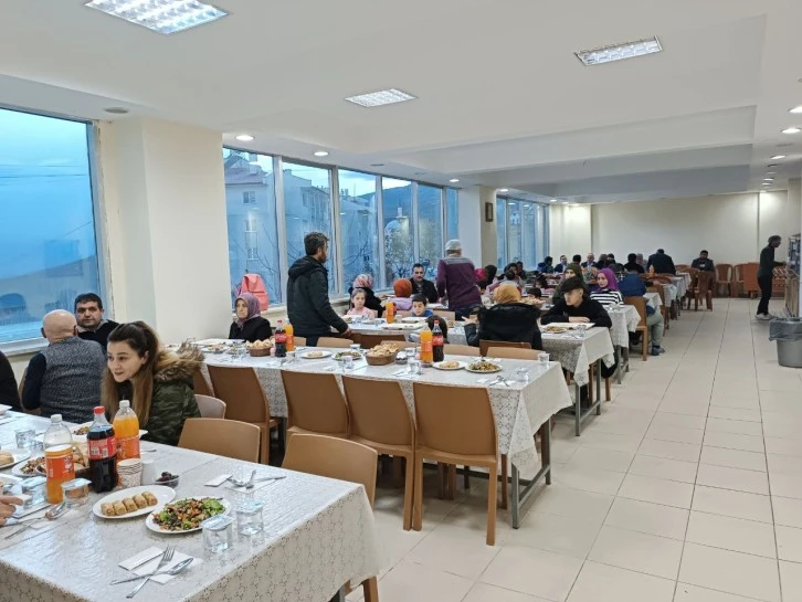 Koyulhisar’da Depremzedeler İçin İftar Verildi