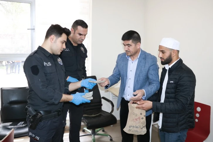 Buldukları 57 Bin Doları Polise Teslim Ettiler