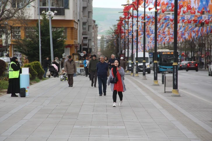 "Karamollaoğlu Gelsin Hızlı Treni Görsün"