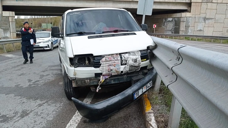 Minibüs Bariyerlere Çarptı: 4 Yaralı