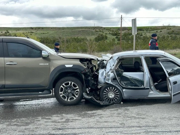 Kamyonet Otomobile Çarptı: 8 yaralı