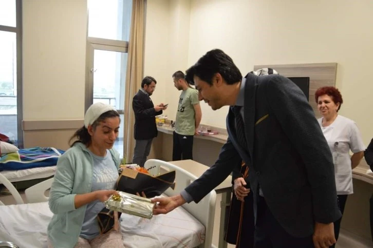 Depremzede hemşireye ‘Hemşireler Günü’ jesti