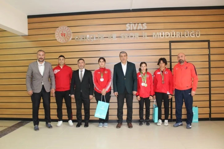 Dereceli sporcular müdürün makamında