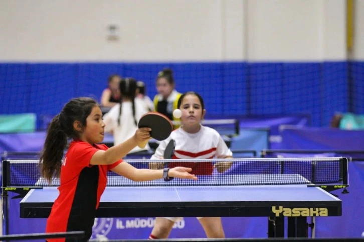 Masa tenisinde minikler yarıştı