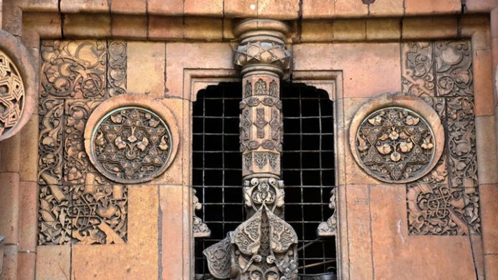 Deprem Sütunu Değil Dekoratif Unsur