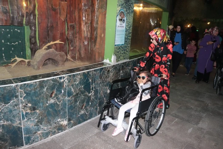 Otizmli Çocuklara Hayvanat Bahçesi Gezisi