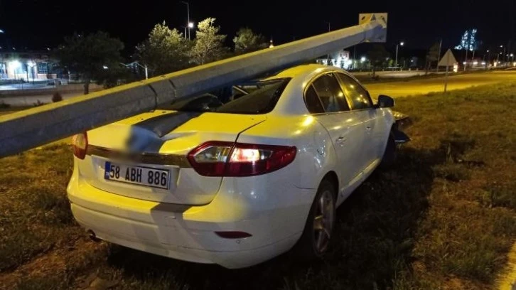 Otomobil Aydınlatma Direğini Devirdi
