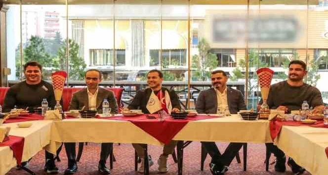 Şampiyon Güreşçiler Yemekte Buluştu