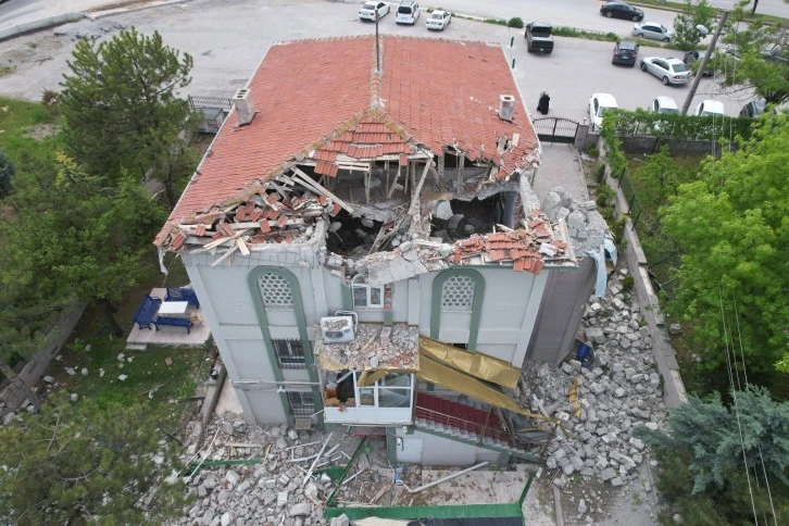 Kuvvetli Rüzgar Minareyi Yıktı