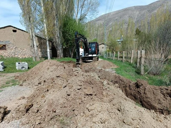 Ulaş'ta Köylere Kanalizasyon Yapılıyor
