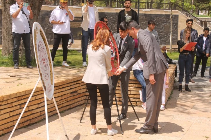 CHP’den Atatürk Anıtı’na Çelenk