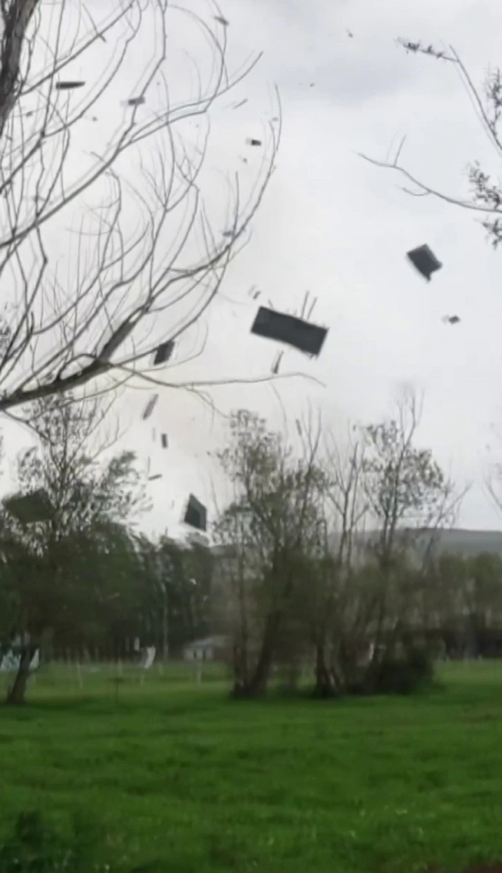 Sivas'ta Hortum Çatıları Uçurdu