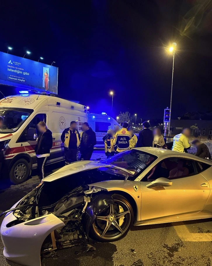 Lüks Aracıyla Kaza Yaptı
