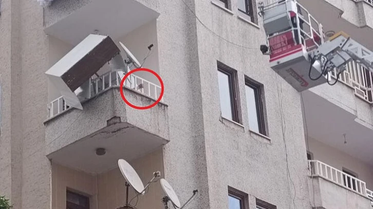 Rüzgarın Etkisiyle Balkondan Düşen Dolap Tehlike Saçtı