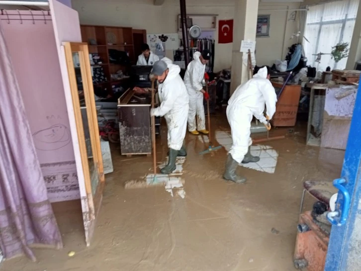 Dükkanları Sel Bastı