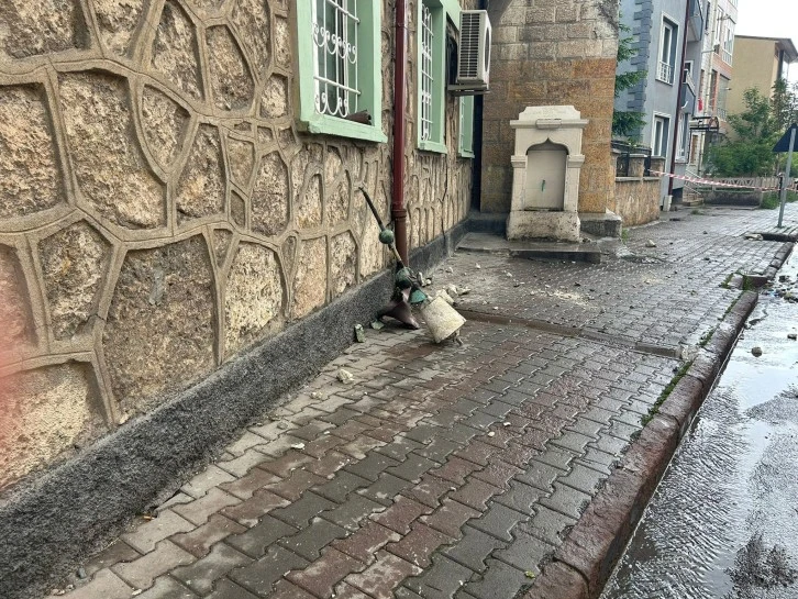 Camiye Yıldırım Düştü