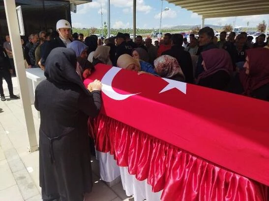 Şehit Polis Toprağa Verildi