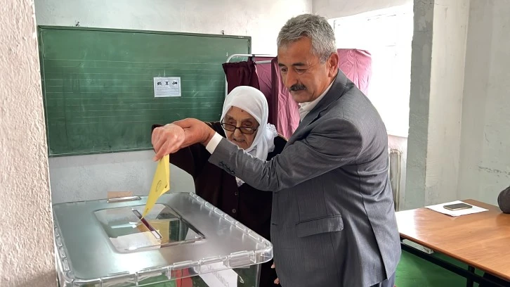 110 yaşındaki Safiye Nine Oyunu Kullandı