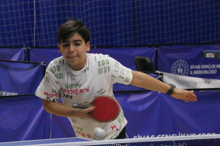 Masa Tenisinde Küçükler Heyecanı