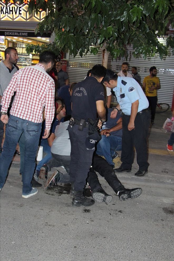 KAVGAYI AYIRMAK İSTEYEN POLİSİ KEMERLE YARALADI