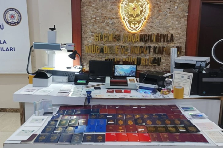 Sahte Pasaport Üreten Şebekeye Baskın
