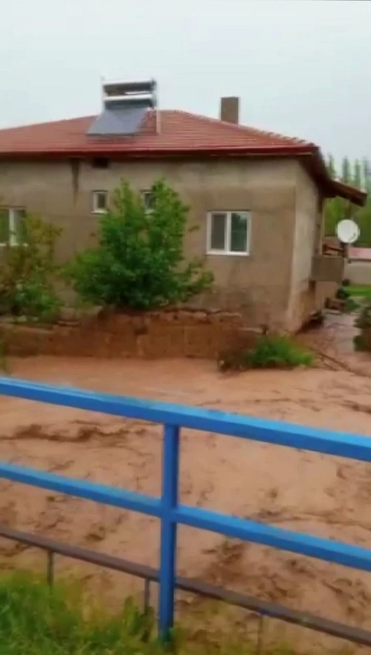 Ev ve Ahırları Su Bastı