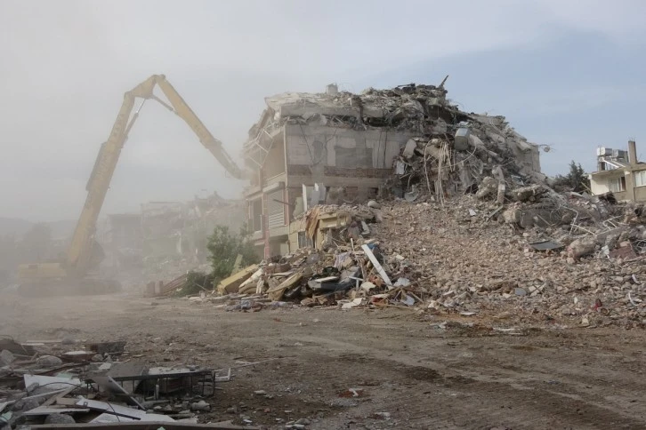 Hatay'da Ağır Hasarlı Binalar Yıkılıyor