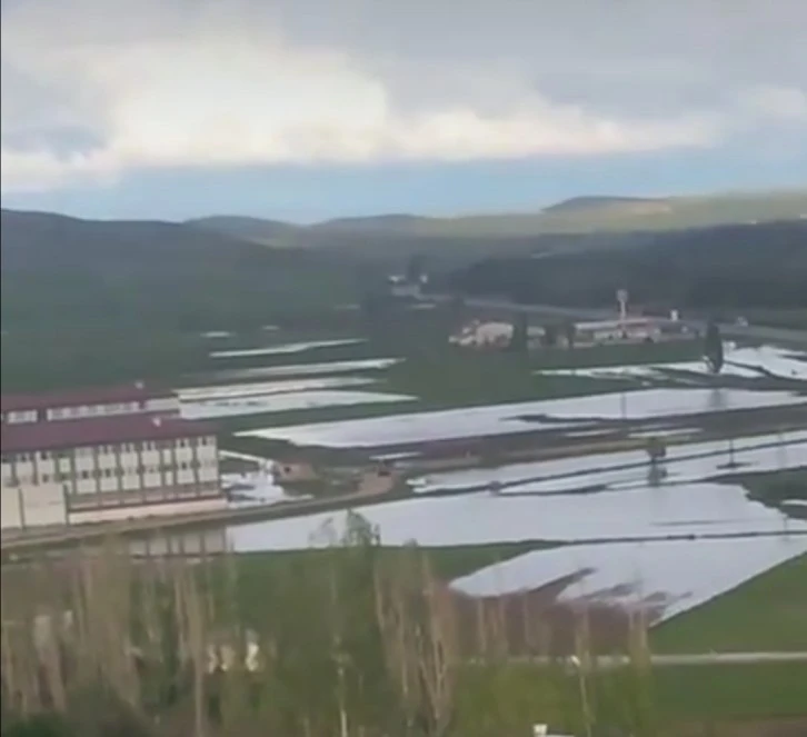 Okulu Sel Suları Bastı