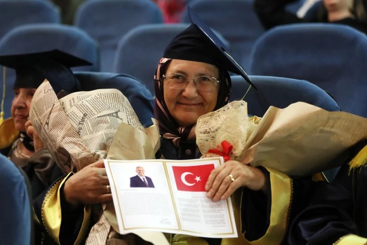 Okuma-Yazma  Öğrenen Kadınlar Kep Attı