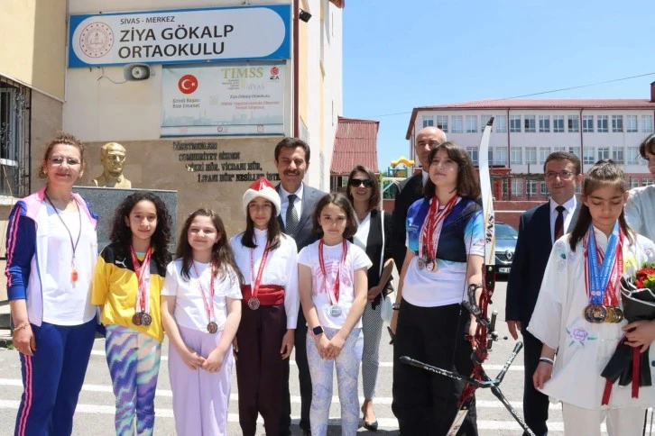 Öğrencileri Tebrik Etti