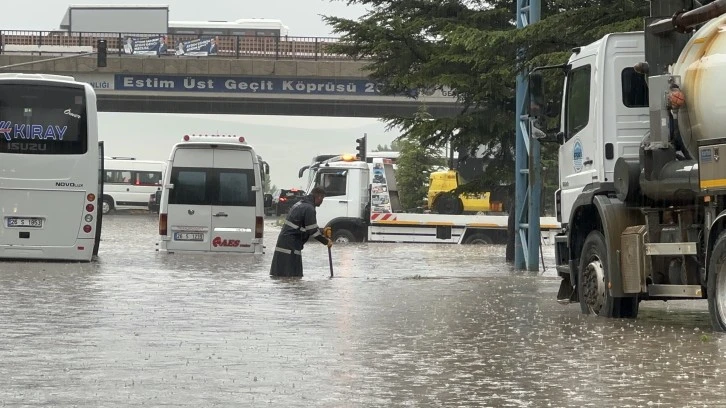 Araçlar Suda Mahsur Kaldı
